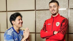 jerome-polin-kenakan-jersey-jepang-untuk-hindari-kutukan-saat-berfoto-dengan-pemain-timnas-indonesia