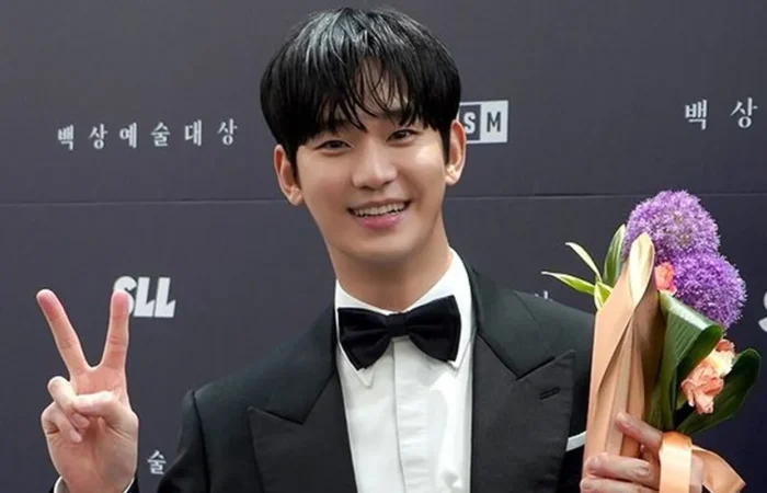 Kim Soo-hyun Dominasi AAA 2024 dengan Empat Penghargaan, Ucapkan Terima Kasih kepada Kolega dan Penggemar