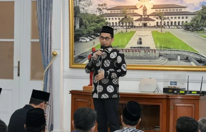 Ustaz Adi Hidayat: Sosok Berpendidikan dan Berprestasi yang Siap Gantikan Miftah Maulana