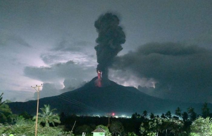 Gunung Lewotobi Laki-laki Meletus Lagi, Warga Diimbau Tetap Waspada Meski Status Turun ke Siaga