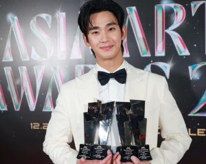 kim-soo-hyun-dominasi-aaa-2024-dengan-empat-penghargaan-ucapkan-terima-kasih-kepada-kolega-dan-penggemar