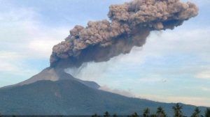 gunung-lewotobi-laki-laki-meletus-lagi-warga-diimbau-tetap-waspada-meski-status-turun-ke-siaga