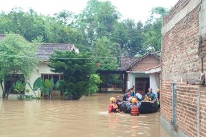 banjir-bandang-di-trenggalek-ribuan-warga-terdampak-jalan-nasional-putus