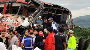 tragedi-di-tol-malang-truk-maut-tewaskan-4-orang-8-lainnya-luka-luka