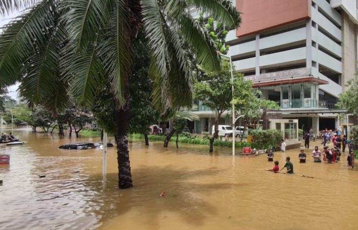 Banjir Parah Melanda Jakarta Akibat Hujan Lebat, Sejumlah Ruas Jalan Terendam