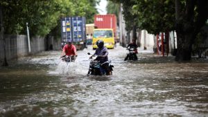 banjir-parah-melanda-jakarta-akibat-hujan-lebat-sejumlah-ruas-jalan-terendam