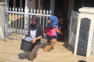 banjir-besar-di-cirebon-ratusan-rumah-dan-sekolah-terendam-warga-mengungsi