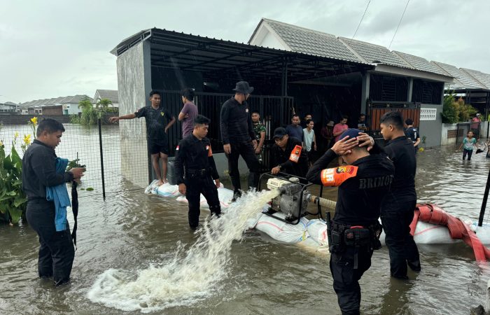 Brimob Polda NTB Cepat Tanggap Atasi Banjir di Mataram dan Lombok Barat