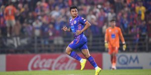 asnawi-mangkualam-bersinar-port-fc-taklukkan-buriram-united-2-1-di-liga-thailand