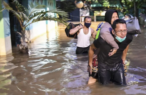 ratusan-warga-jakarta-mengungsi-akibat-banjir-198-jiwa-tinggal-di-mushalla-dan-rusunawa