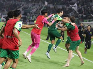 persebaya-hancurkan-persib-4-1-blunder-hodak-jadi-sorotan