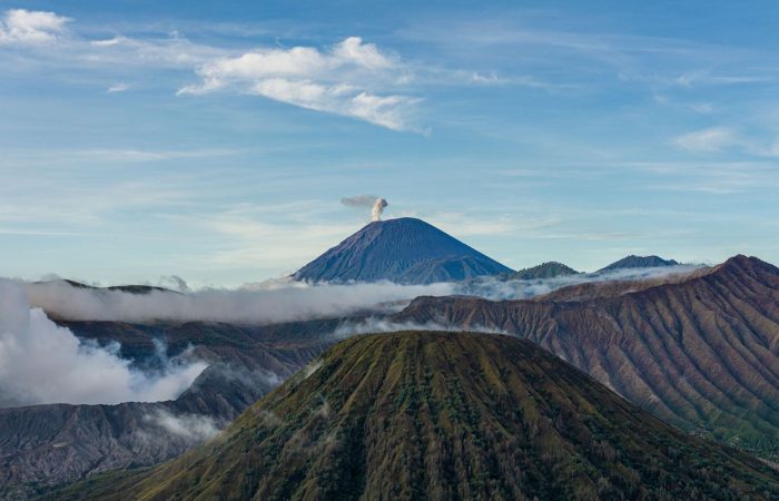 Siaga III Semeru: Erupsi Pagi Ini Luncurkan Abu Vulkanik 1.000 Meter ke Langit Lumajang