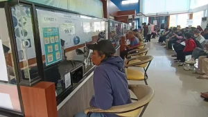 pemutusan-internet-desa-akibat-penghematan-apbd-picu-antrean-membludak-pengurusan-e-ktp-di-dispenduk-magetan